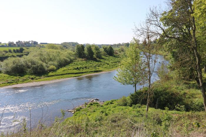 2 Cross View is in Norham, Northumberland. Mid-terrace cottage. Electric fire. Enclosed garden. WiFi