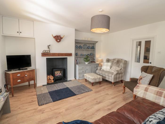2 Cross View is in Norham, Northumberland. Mid-terrace cottage. Electric fire. Enclosed garden. WiFi