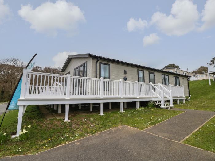 48 Crosswind, is in Bembridge, Isle of Wight. Luxury, 3-bedroom lodge with on-site facilities. WiFi.