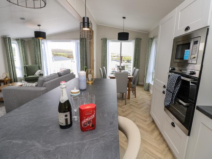 48 Crosswind, is in Bembridge, Isle of Wight. Luxury, 3-bedroom lodge with on-site facilities. WiFi.