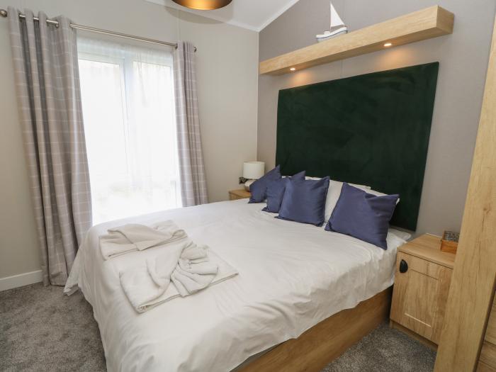 48 Crosswind, is in Bembridge, Isle of Wight. Luxury, 3-bedroom lodge with on-site facilities. WiFi.