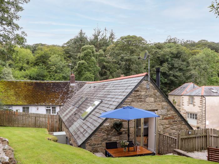 Potters Barn in Helston, Cornwall. Pet-friendly. Stone-built conversion. Reverse level. Two bedrooms