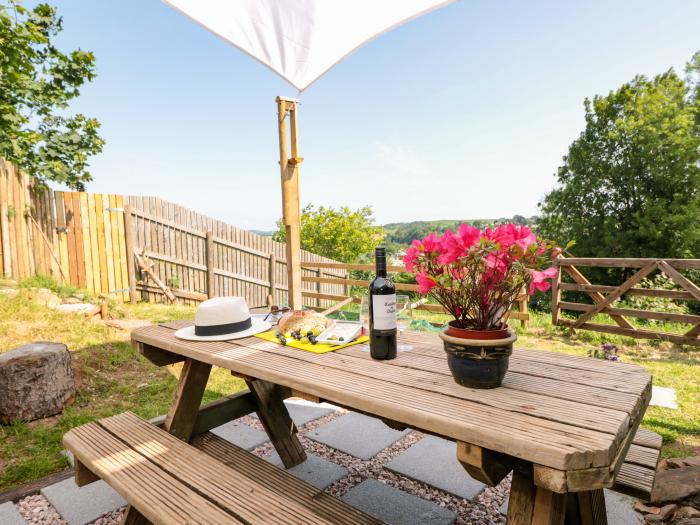 Dart View Hideout, is in Totnes, Devon. Off-road parking. Pet-friendly. Pretty views. Close to shop.