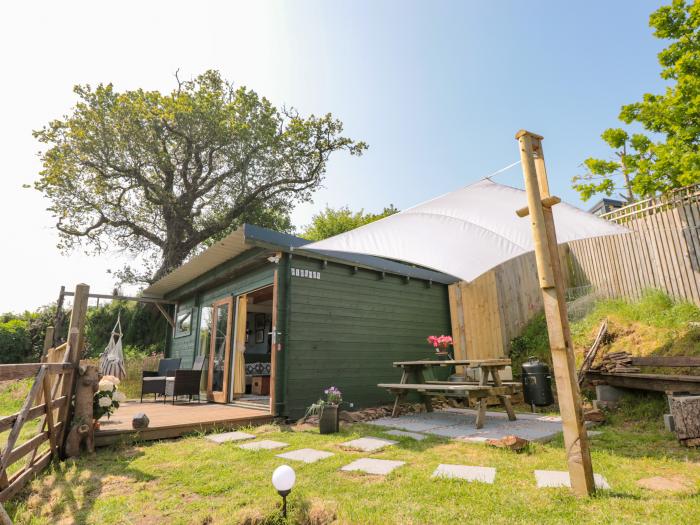 Dart View Hideout, is in Totnes, Devon. Off-road parking. Pet-friendly. Pretty views. Close to shop.