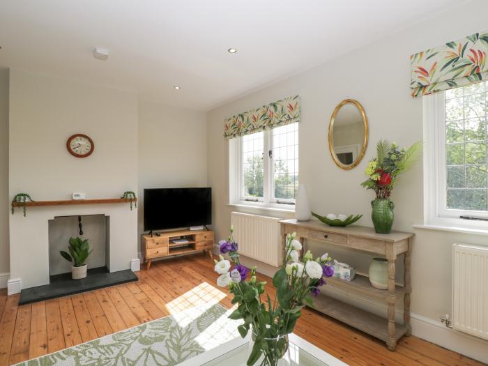 North Lodge is in Malmesbury near Sherston Wiltshire. Near an AONB. Smart TV. Off-road parking. 3bed