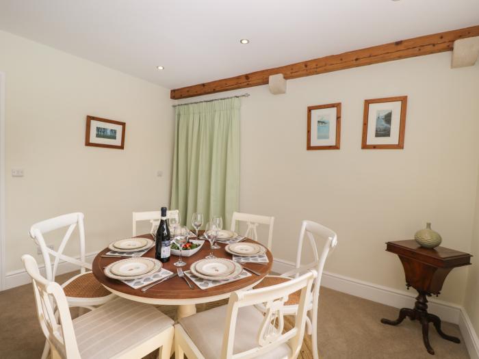 North Lodge is in Malmesbury near Sherston Wiltshire. Near an AONB. Smart TV. Off-road parking. 3bed