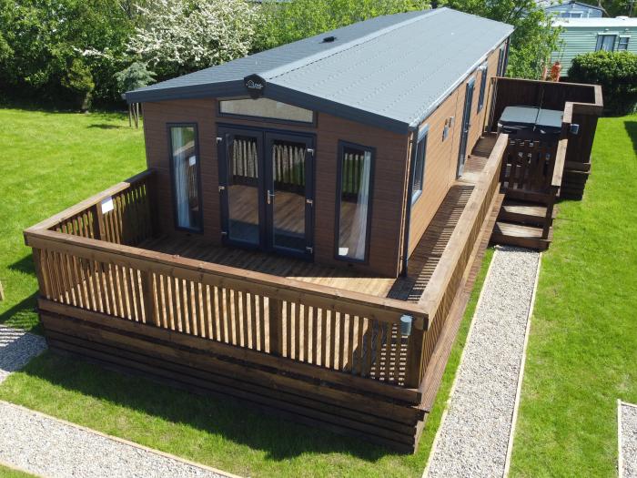 Mayflower Lodge in Staithes, North York Moors. Hot tub, Smart TV, decking, electric fire, parking.