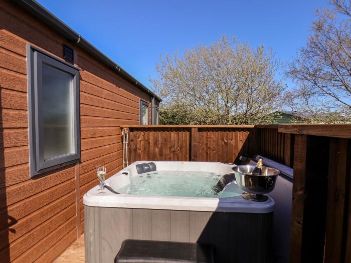Mayflower Lodge in Staithes, North York Moors. Hot tub, Smart TV, decking, electric fire, parking.