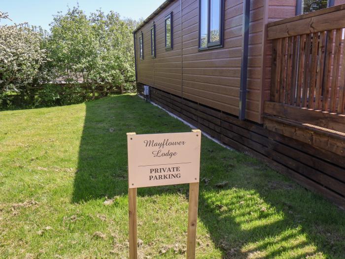 Mayflower Lodge in Staithes, North York Moors. Hot tub, Smart TV, decking, electric fire, parking.