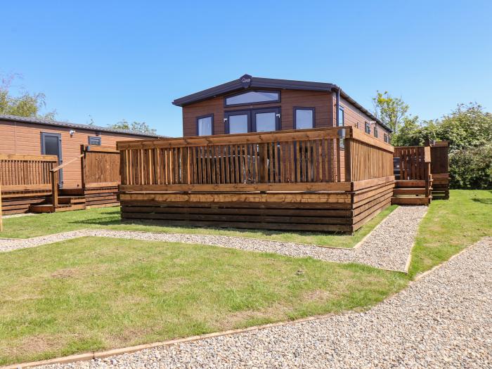 Foxglove Lodge, in Staithes, North York Moors, hot tub, Smart TV, decking, electric fire, parking.