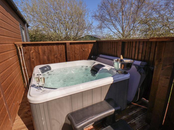 Foxglove Lodge, in Staithes, North York Moors, hot tub, Smart TV, decking, electric fire, parking.