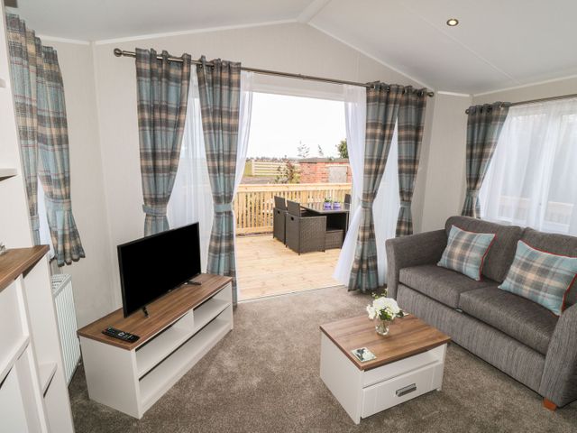 Buttercup Lodge near Runswick Bay near Staithes, North York Moors, off-road parking, hot tub, 2bed