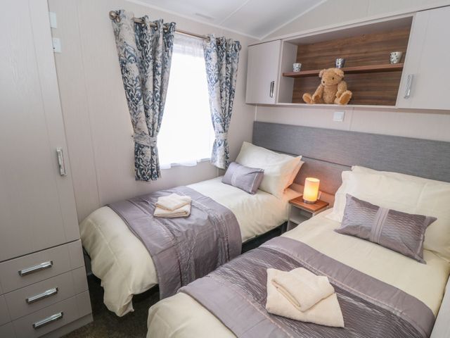 Buttercup Lodge near Runswick Bay near Staithes, North York Moors, off-road parking, hot tub, 2bed