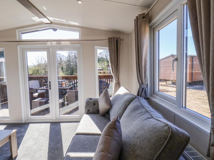 Honeysuckle Lodge in Runswick Bay near Staithes, North York Moors, off-road parking, hot tub, 2bed