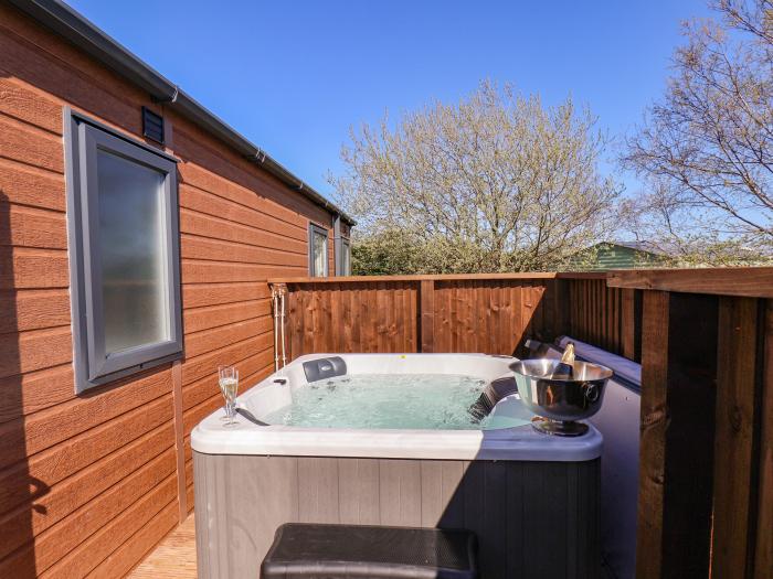 Honeysuckle Lodge in Runswick Bay near Staithes, North York Moors, off-road parking, hot tub, 2bed