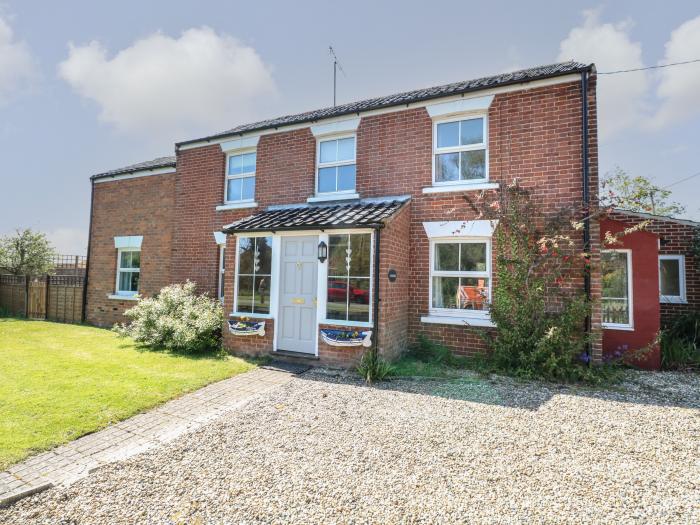 Riverside Cottage, Stalham, Norfolk, Near The Broads National Park, Close to the River Ant, Parking.