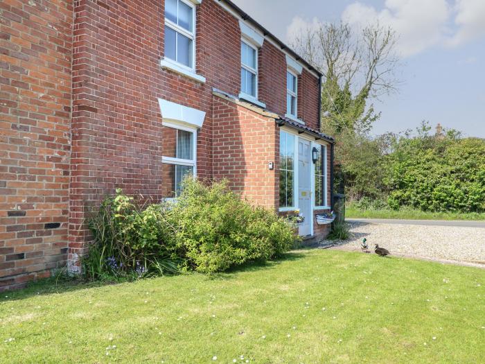 Riverside Cottage, Stalham, Norfolk, Near The Broads National Park, Close to the River Ant, Parking.