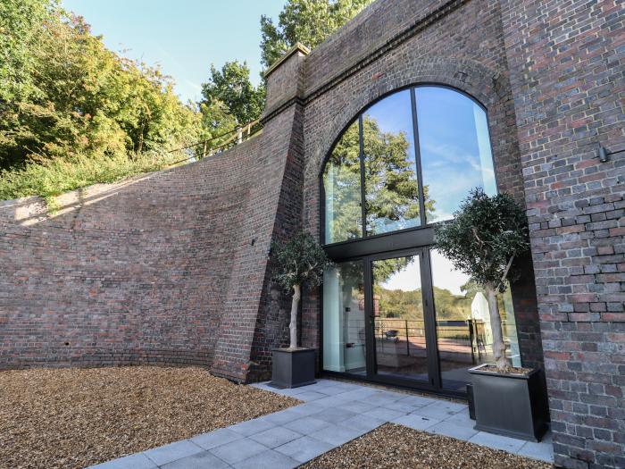 The Tunnel at Bridge Lake Farm & Fishery, Oxfordshire. Hot tub. Perfect for couples. Stunning views.