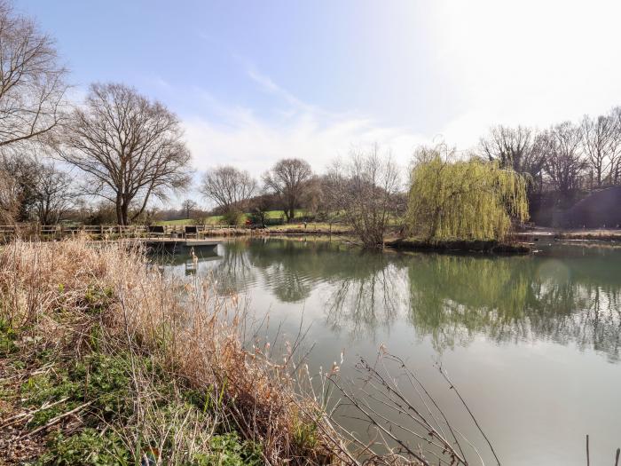 The Tunnel at Bridge Lake Farm & Fishery, Oxfordshire. Hot tub. Perfect for couples. Stunning views.