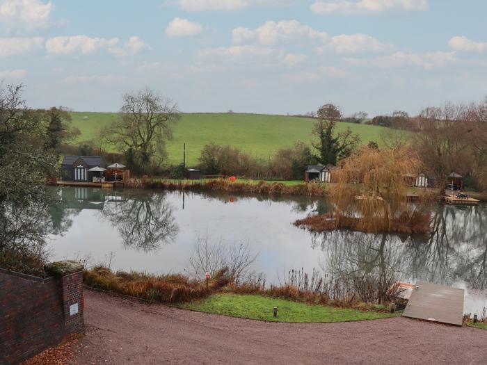 The Tunnel at Bridge Lake Farm & Fishery, Oxfordshire. Hot tub. Perfect for couples. Stunning views.