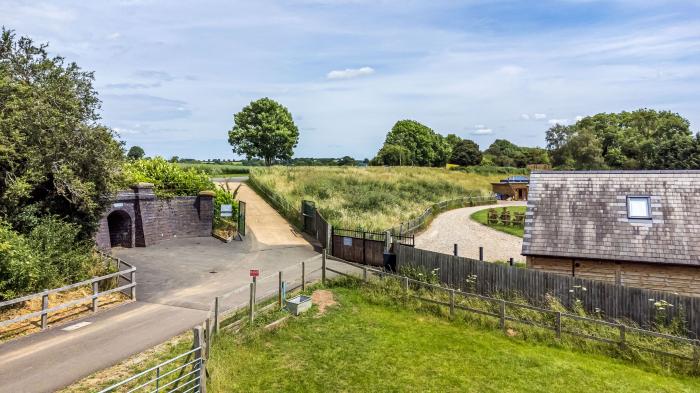 The Tunnel at Bridge Lake Farm & Fishery, Oxfordshire. Hot tub. Perfect for couples. Stunning views.