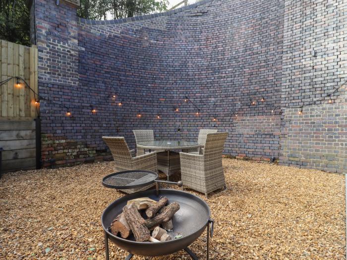 The Tunnel at Bridge Lake Farm & Fishery, Oxfordshire. Hot tub. Perfect for couples. Stunning views.