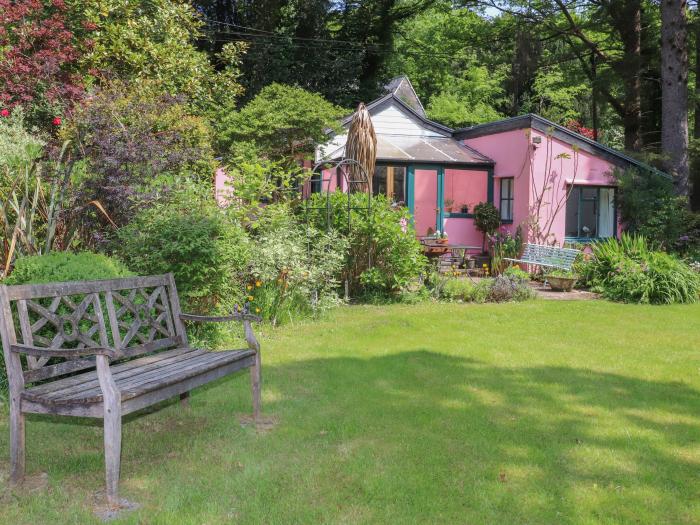 Can Yr Afon, Beddgelert, Snowdonia. Two bedrooms. Garden with direct river access. Pet-friendly. TV.