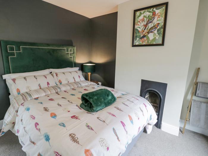 Dobbies Den, Bewdley, Worcestershire. 2-bedrooms, pet-friendly, enclosed rear garden and woodburner.