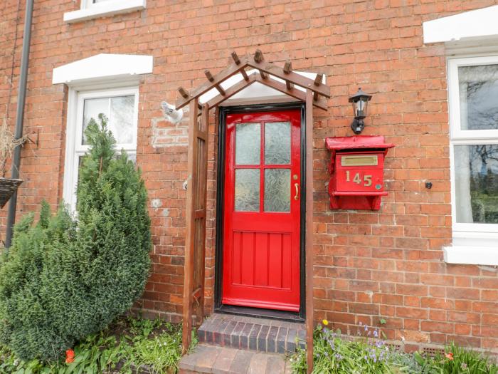 Dobbies Den, Bewdley, Worcestershire. 2-bedrooms, pet-friendly, enclosed rear garden and woodburner.