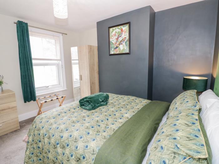 Dobbies Den, Bewdley, Worcestershire. 2-bedrooms, pet-friendly, enclosed rear garden and woodburner.