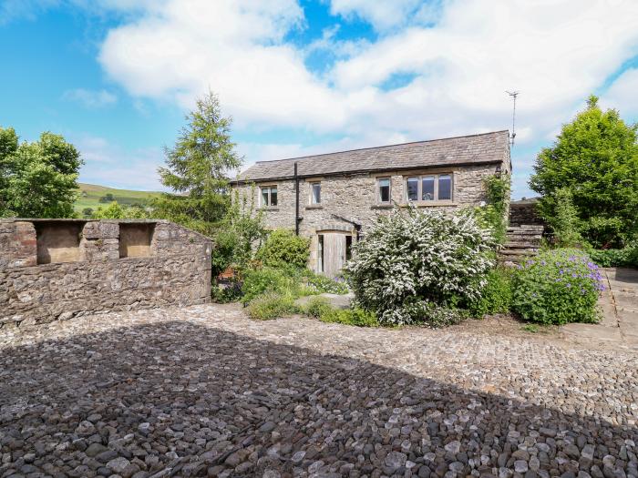 Taitlands Barn, Stainforth Settle, North Yorkshire. Off-road parking. Pet welcome. Woodburning stove
