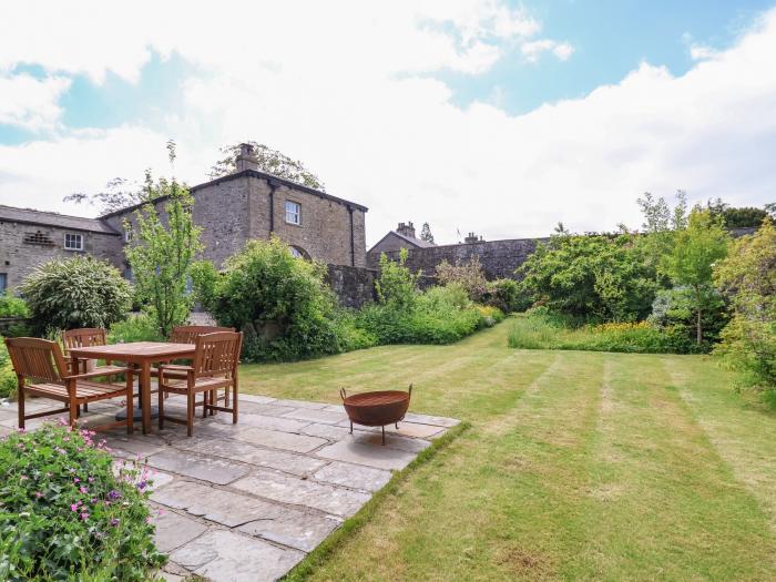 Taitlands Barn, Stainforth Settle, North Yorkshire. Off-road parking. Pet welcome. Woodburning stove