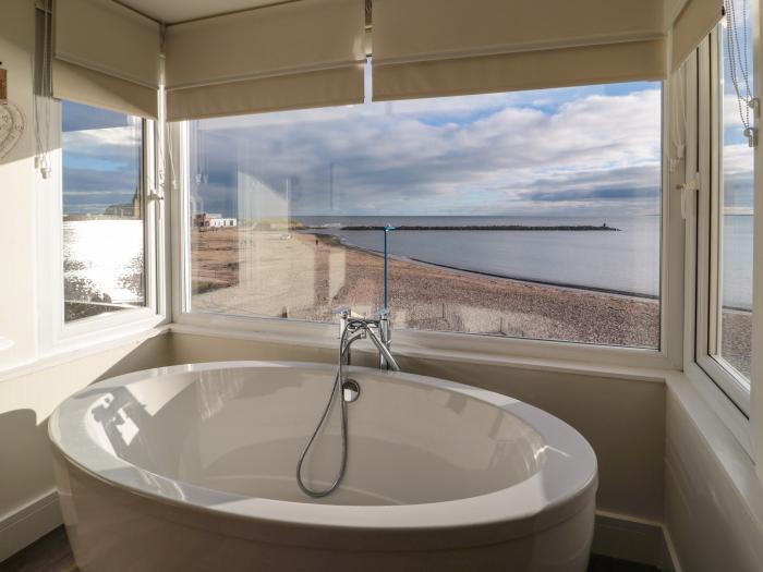 Fairwinds, Newbiggin-By-The-Sea, Northumberland. Close to amenities and a beach. Sea views. Gas fire