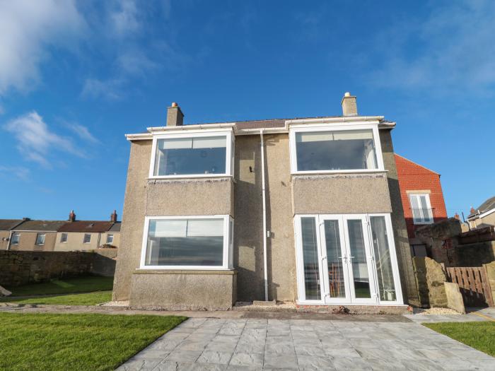 Fairwinds, Newbiggin-By-The-Sea, Northumberland. Close to amenities and a beach. Sea views. Gas fire