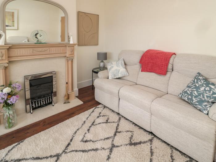 Fairwinds, Newbiggin-By-The-Sea, Northumberland. Close to amenities and a beach. Sea views. Gas fire