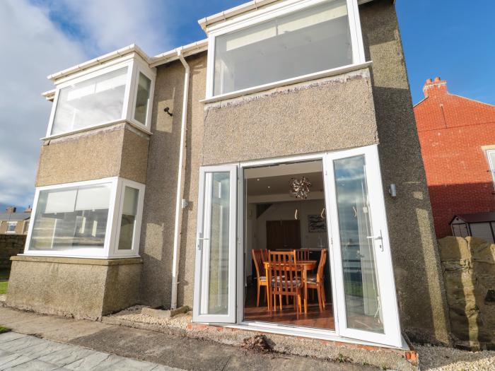 Fairwinds, Newbiggin-By-The-Sea, Northumberland. Close to amenities and a beach. Sea views. Gas fire