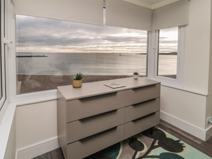 Fairwinds, Newbiggin-By-The-Sea, Northumberland. Close to amenities and a beach. Sea views. Gas fire