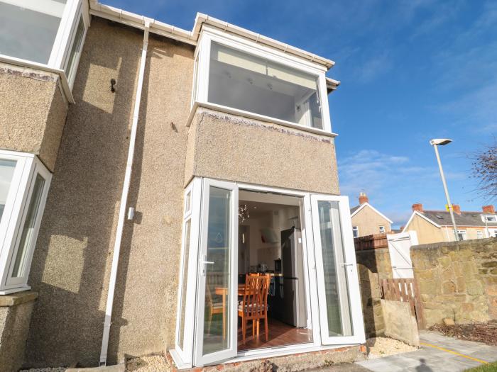 Fairwinds, Newbiggin-By-The-Sea, Northumberland. Close to amenities and a beach. Sea views. Gas fire