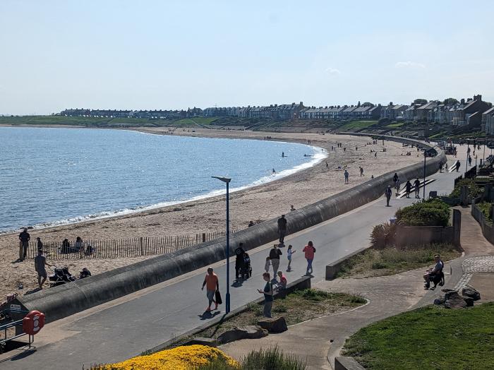 Fairwinds, Newbiggin-By-The-Sea, Northumberland. Close to amenities and a beach. Sea views. Gas fire