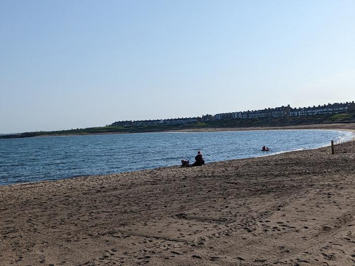 Fairwinds, Newbiggin-By-The-Sea, Northumberland. Close to amenities and a beach. Sea views. Gas fire