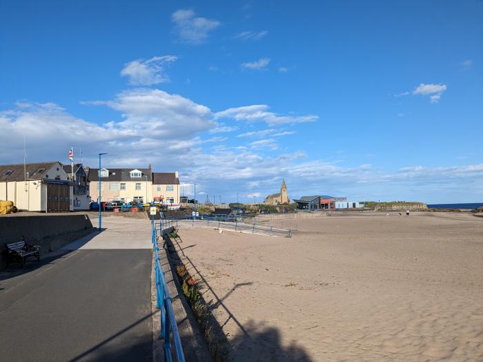 Fairwinds, Newbiggin-By-The-Sea, Northumberland. Close to amenities and a beach. Sea views. Gas fire