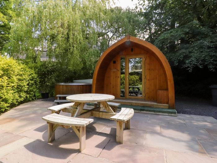 Pod, Forton near Garstang, Lancashire. Hot tub. Couples. Romantic. Private parking. Double bed. WiFi