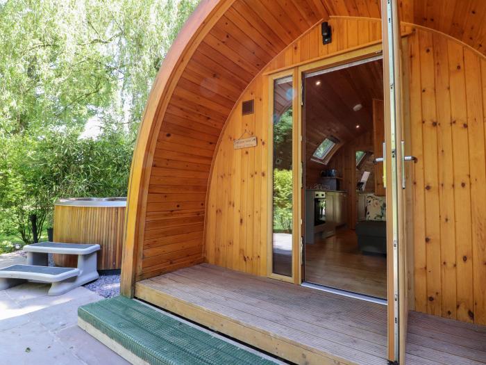 Pod, Forton near Garstang, Lancashire. Hot tub. Couples. Romantic. Private parking. Double bed. WiFi