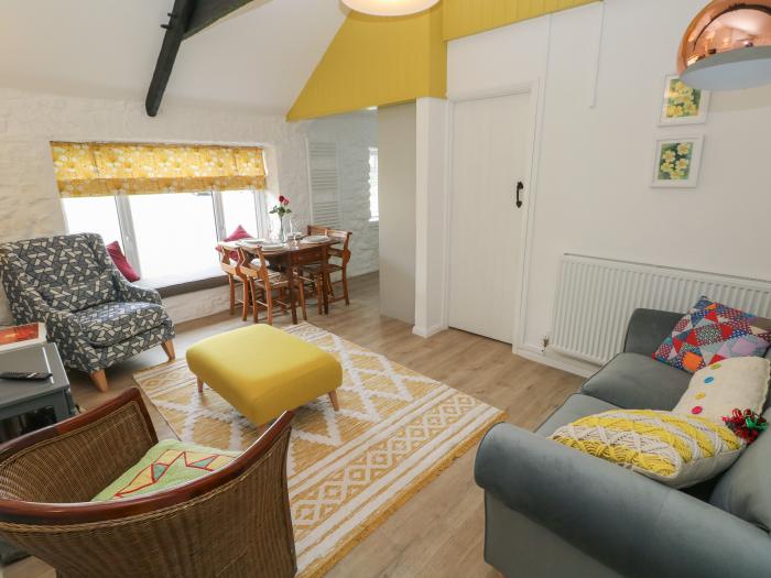 Primrose Cottage, Manorbier, Pembrokeshire. Open-plan living. Child-friendly. Pet-friendly. Smart TV