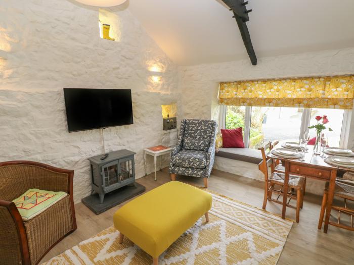 Primrose Cottage, Manorbier, Pembrokeshire. Open-plan living. Child-friendly. Pet-friendly. Smart TV