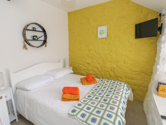 Primrose Cottage, Manorbier, Pembrokeshire. Open-plan living. Child-friendly. Pet-friendly. Smart TV