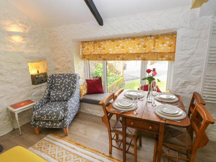 Primrose Cottage, Manorbier, Pembrokeshire. Open-plan living. Child-friendly. Pet-friendly. Smart TV