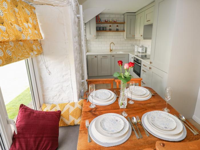 Primrose Cottage, Manorbier, Pembrokeshire. Open-plan living. Child-friendly. Pet-friendly. Smart TV