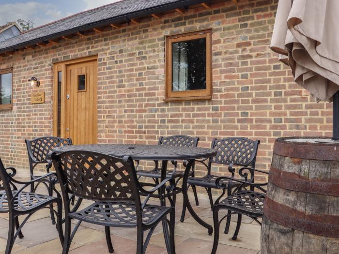 Swallows Lodge, in Dormansland, Surrey. 3 Smart TVs. Woodburning stove. Off-road parking. In an AONB