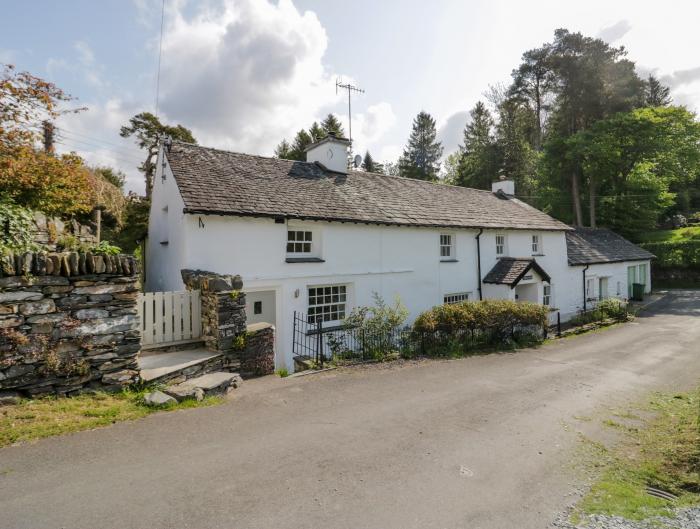 Old Farm Cottage in Skelwith Fold, Cumbria, in a National Park, off-road parking, pet-friendly, 2bed